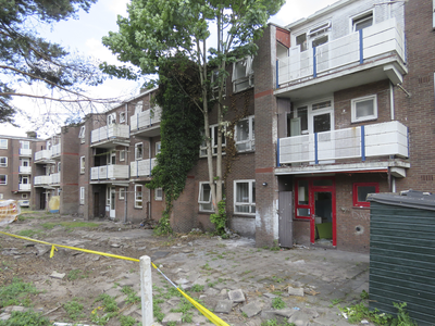 907956 Gezicht op het binnenterrein achter de flat aan de noordzijde van de Goeman Borgesiuslaan te Utrecht, die ...